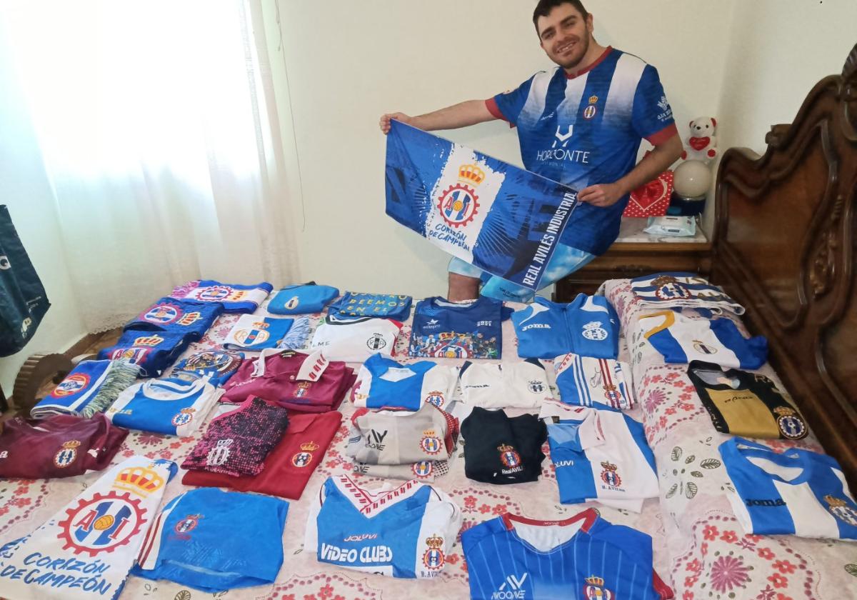 Cristian Álvarez, en su casa con toda la colección de camisetas y equipamiento del Real Avilés que aglutina desde 2015.