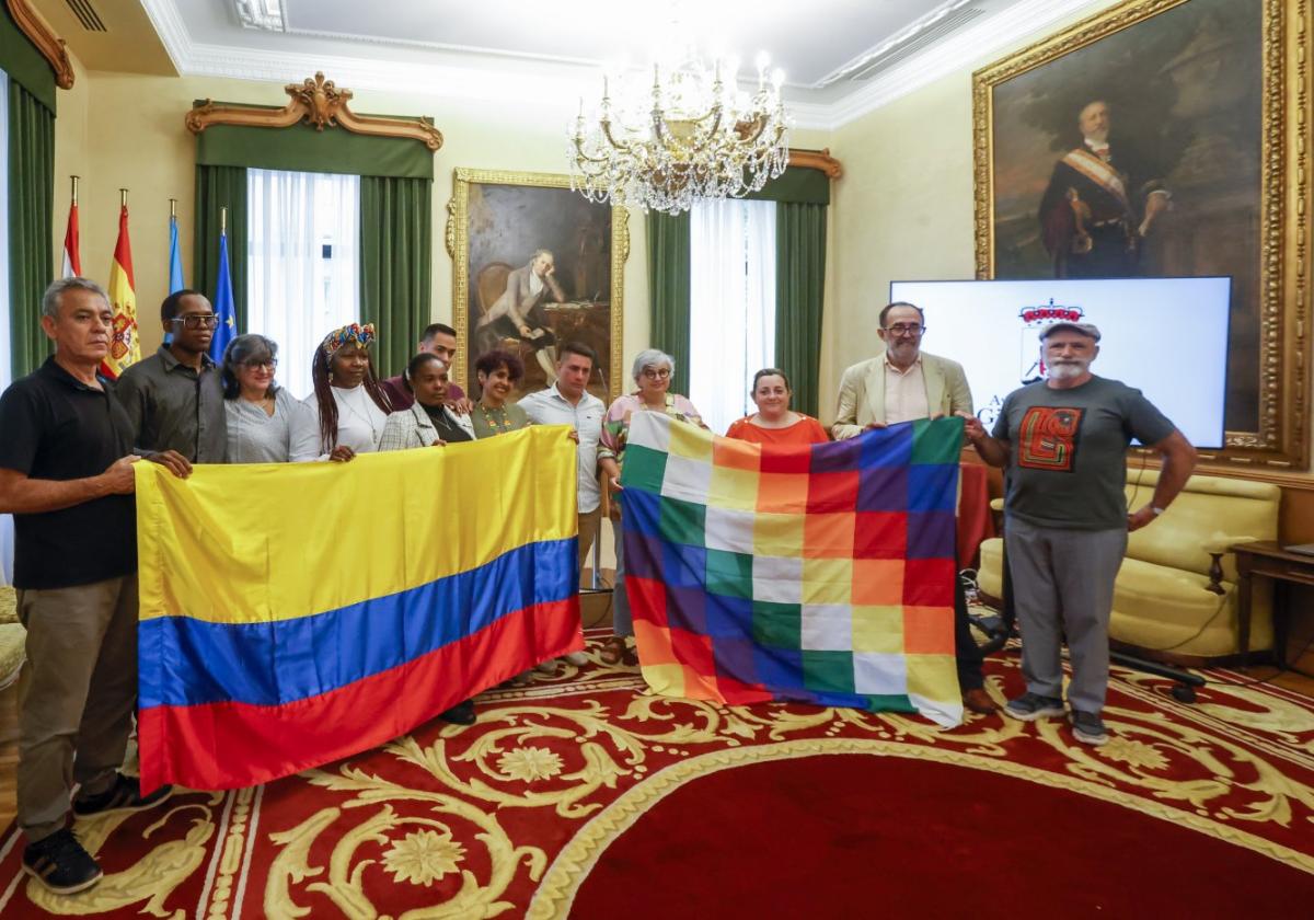 Refugiados colombianos con la alcaldesa Ana González.