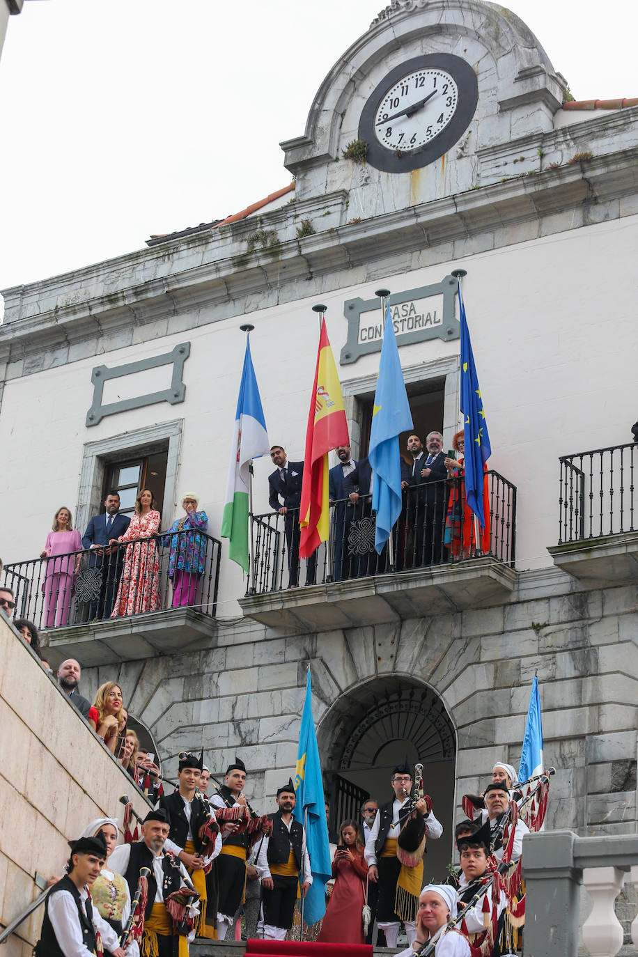 Carlos Valle y Rafael Oñate, arropados por vecinos y autoridades en su boda