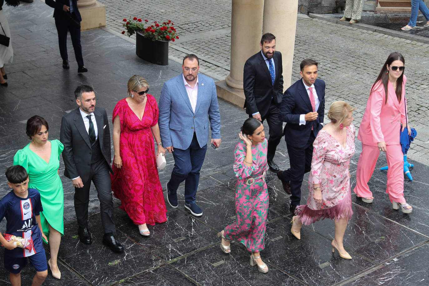 Carlos Valle y Rafael Oñate, arropados por vecinos y autoridades en su boda