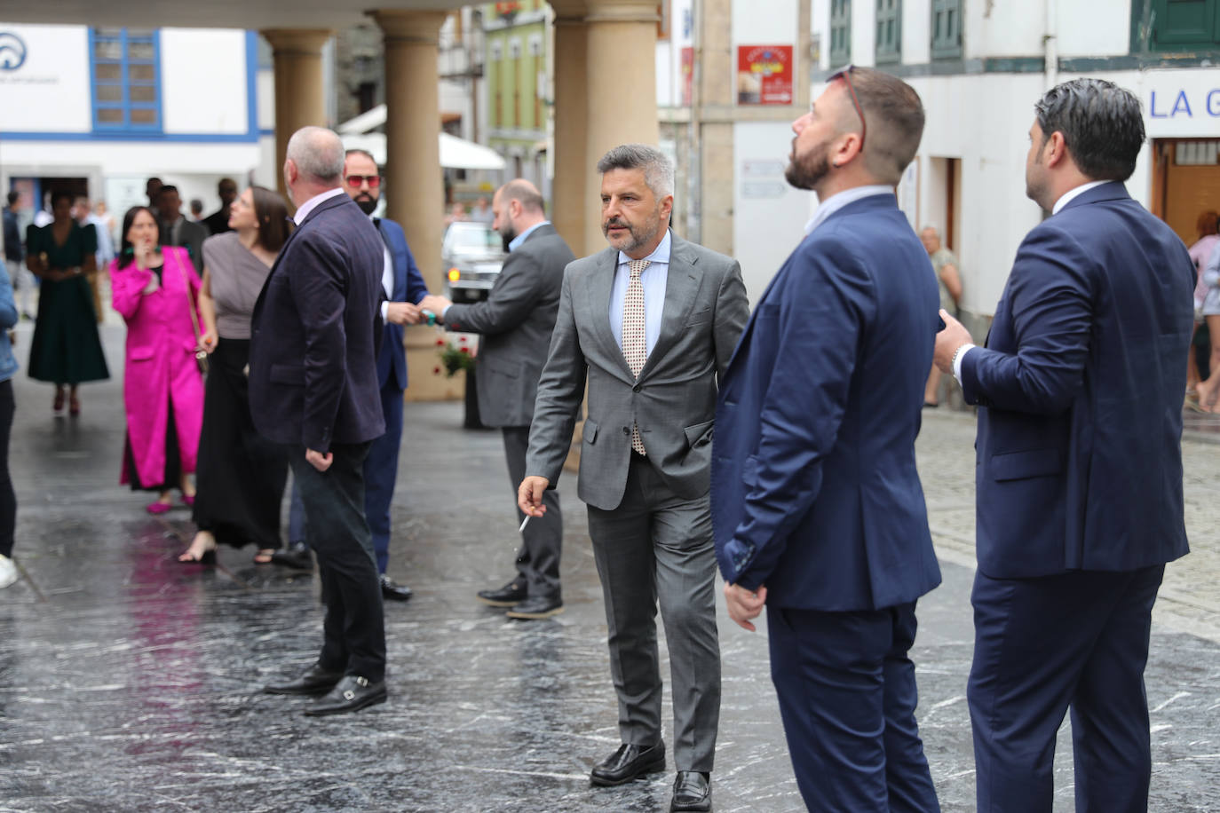 Carlos Valle y Rafael Oñate, arropados por vecinos y autoridades en su boda
