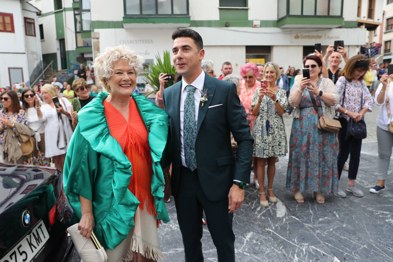 Carlos Valle y Rafael Oñate, arropados por vecinos y autoridades en su boda