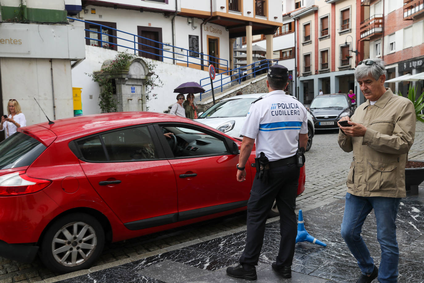 Carlos Valle y Rafael Oñate, arropados por vecinos y autoridades en su boda