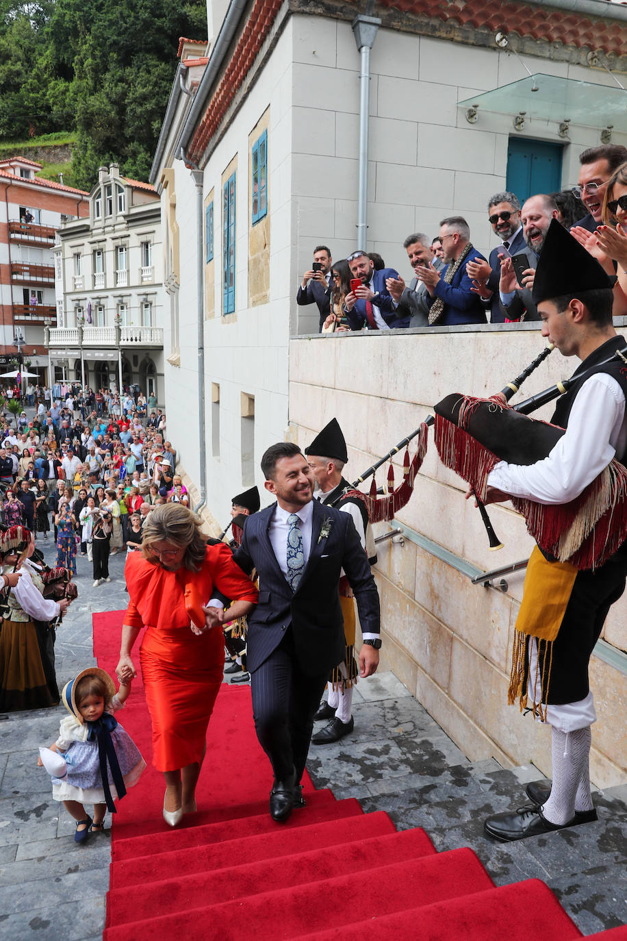 Carlos Valle y Rafael Oñate, arropados por vecinos y autoridades en su boda
