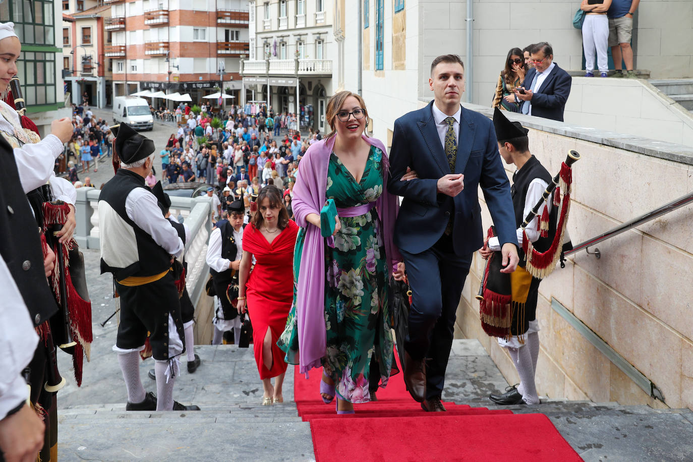 Carlos Valle y Rafael Oñate, arropados por vecinos y autoridades en su boda