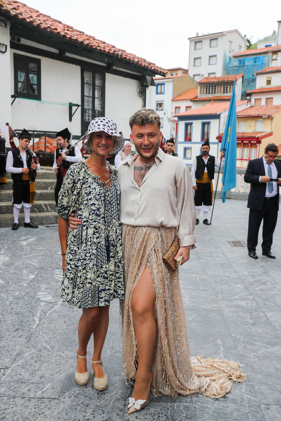 Carlos Valle y Rafael Oñate, arropados por vecinos y autoridades en su boda