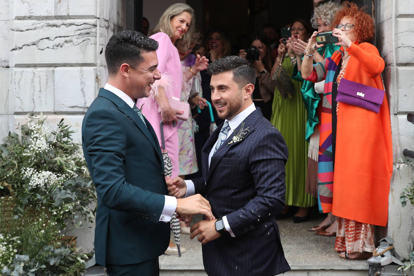 Carlos Valle y Rafael Oñate, arropados por vecinos y autoridades en su boda