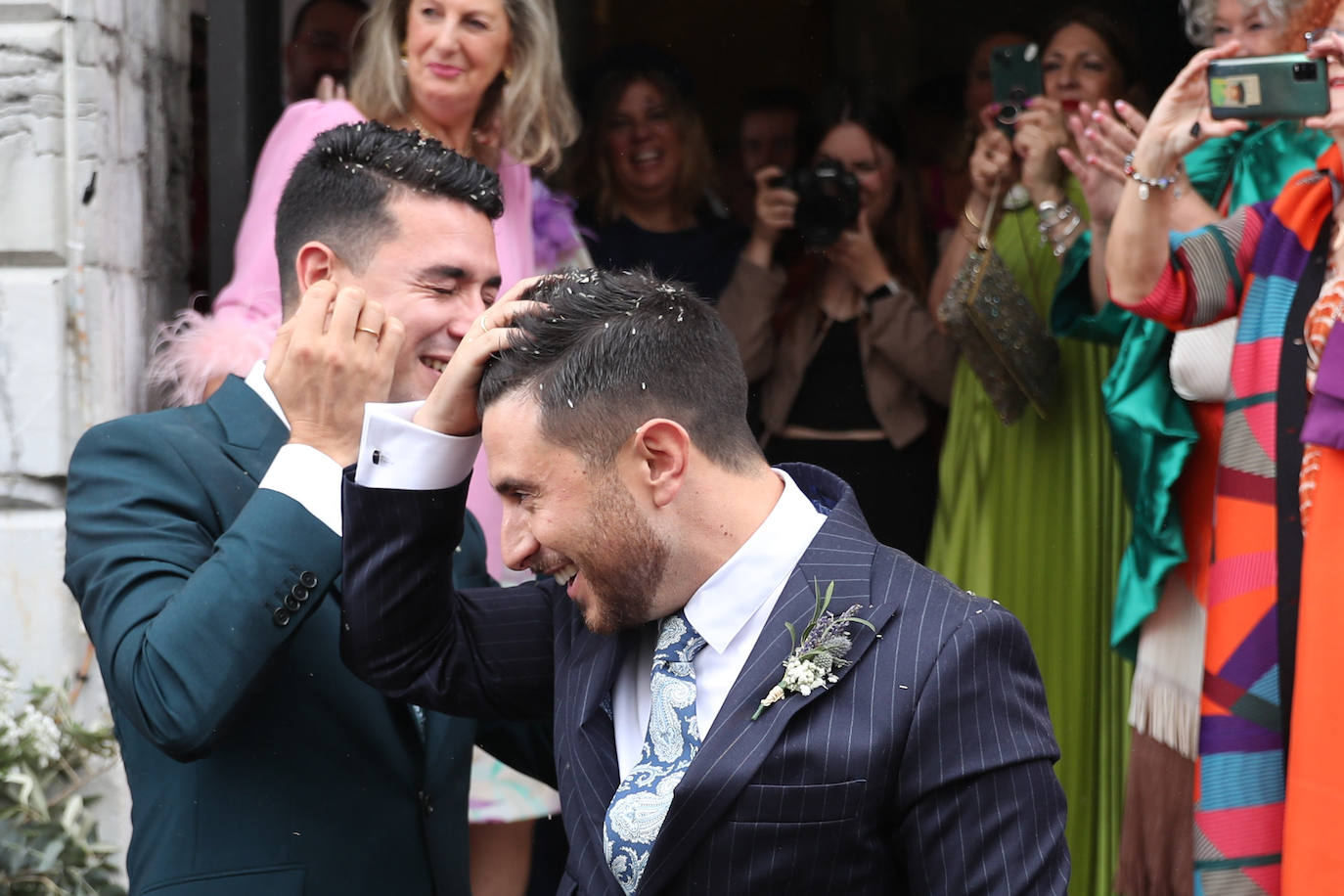 Carlos Valle y Rafael Oñate, arropados por vecinos y autoridades en su boda