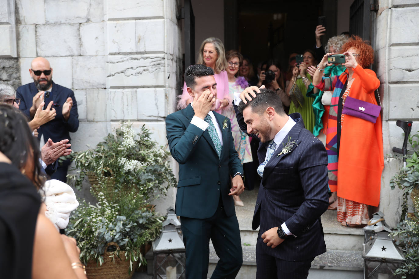 Carlos Valle y Rafael Oñate, arropados por vecinos y autoridades en su boda