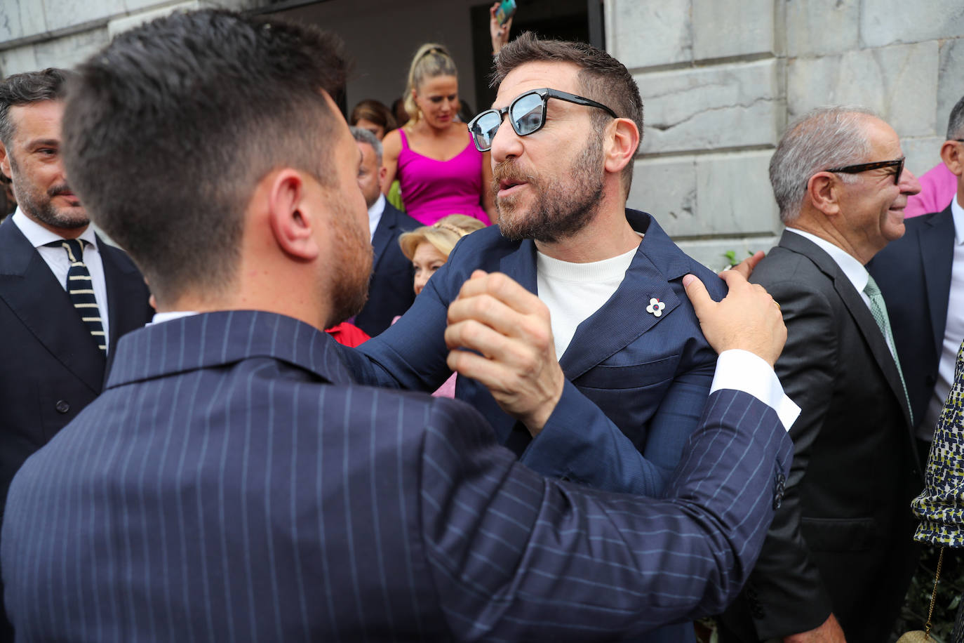 Carlos Valle y Rafael Oñate, arropados por vecinos y autoridades en su boda