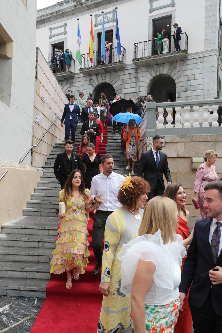 Carlos Valle y Rafael Oñate, arropados por vecinos y autoridades en su boda