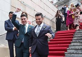 Carlos Valle y Rafael Oñate, arropados por vecinos y autoridades en su boda
