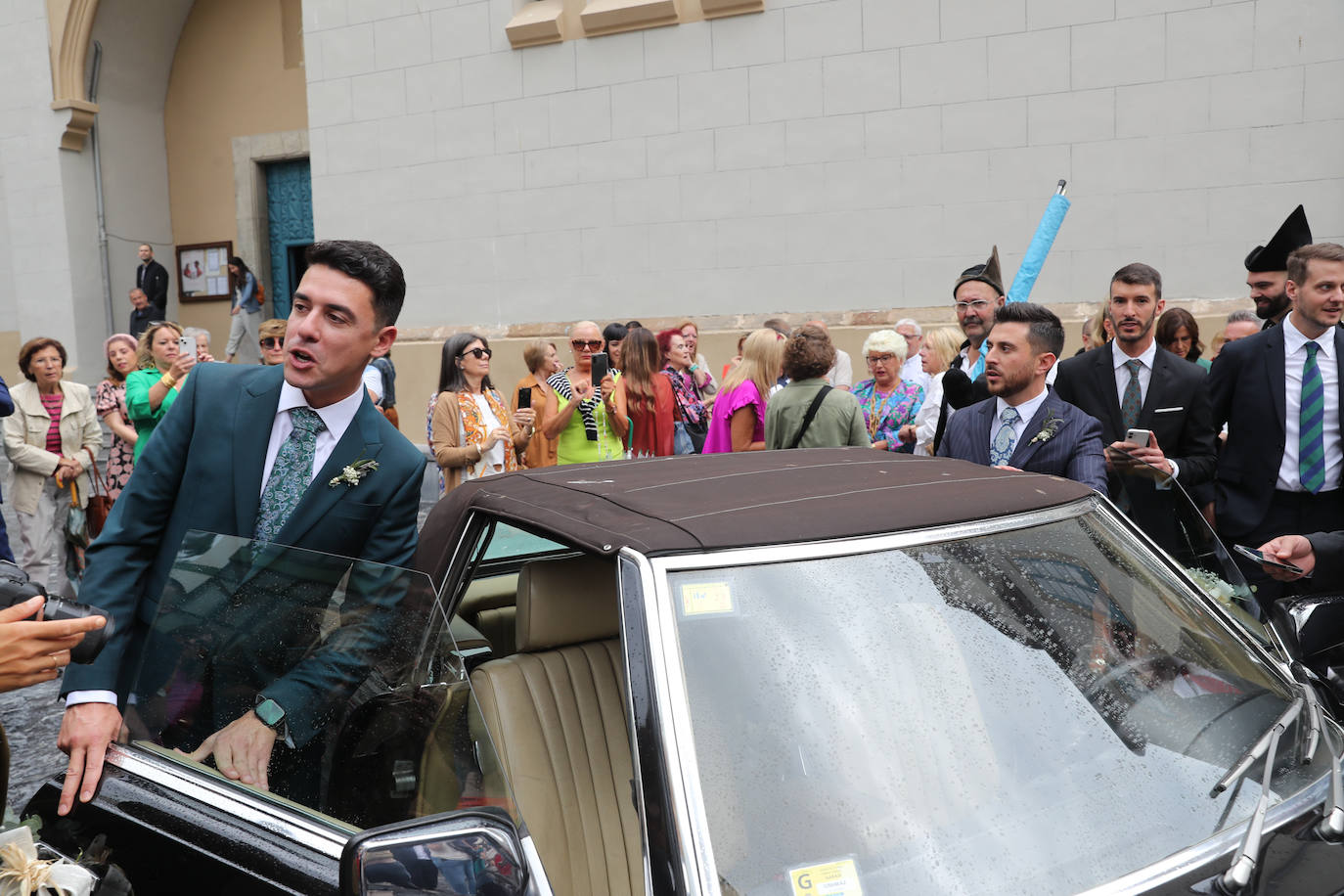 Carlos Valle y Rafael Oñate, arropados por vecinos y autoridades en su boda