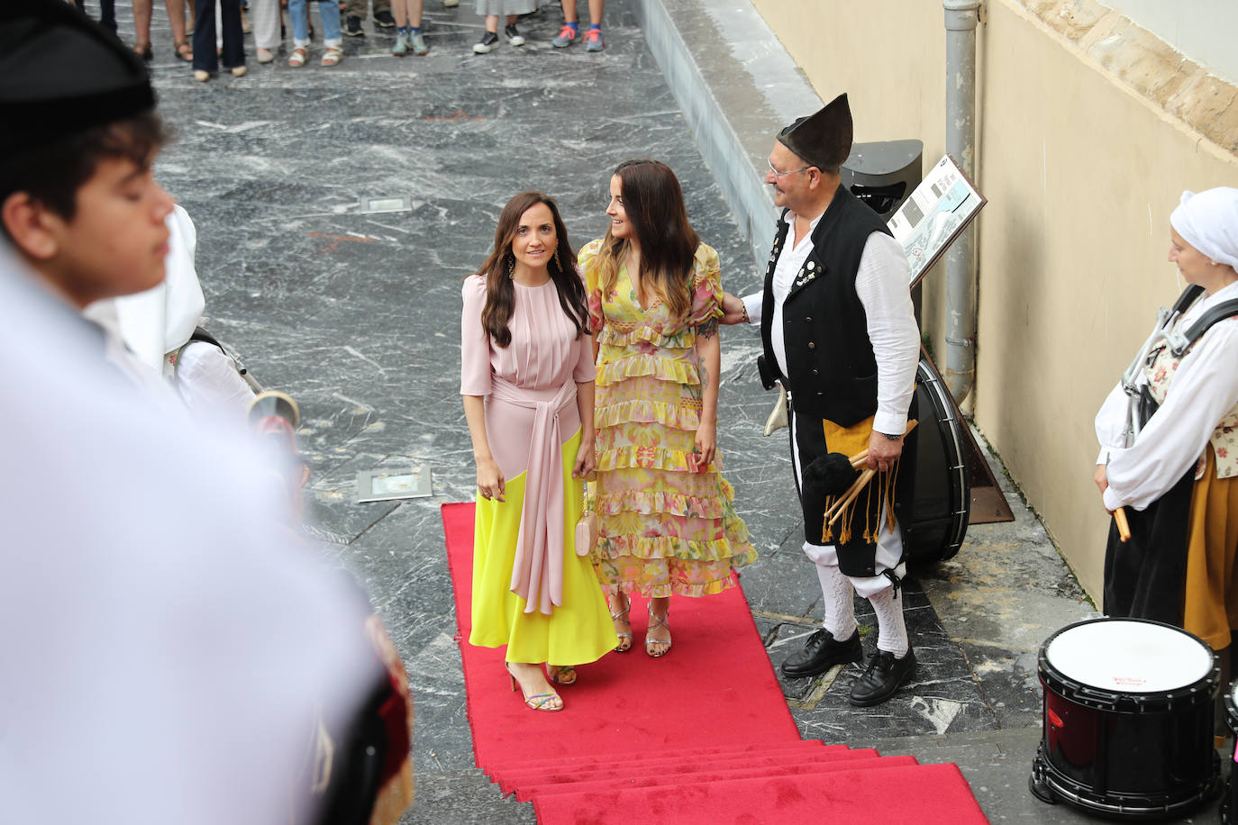 Carlos Valle y Rafael Oñate, arropados por vecinos y autoridades en su boda