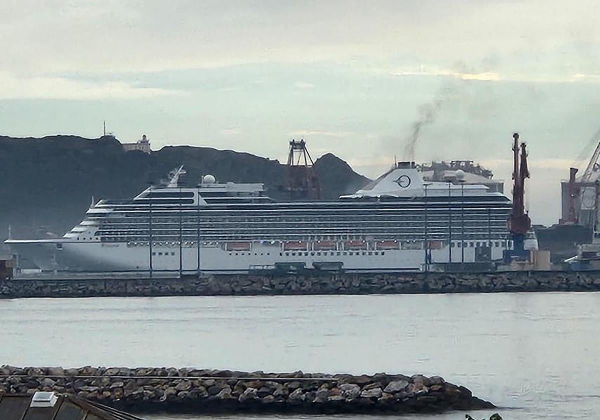 El crucero 'MS Rivera', durante su escala en el puerto gijonés.