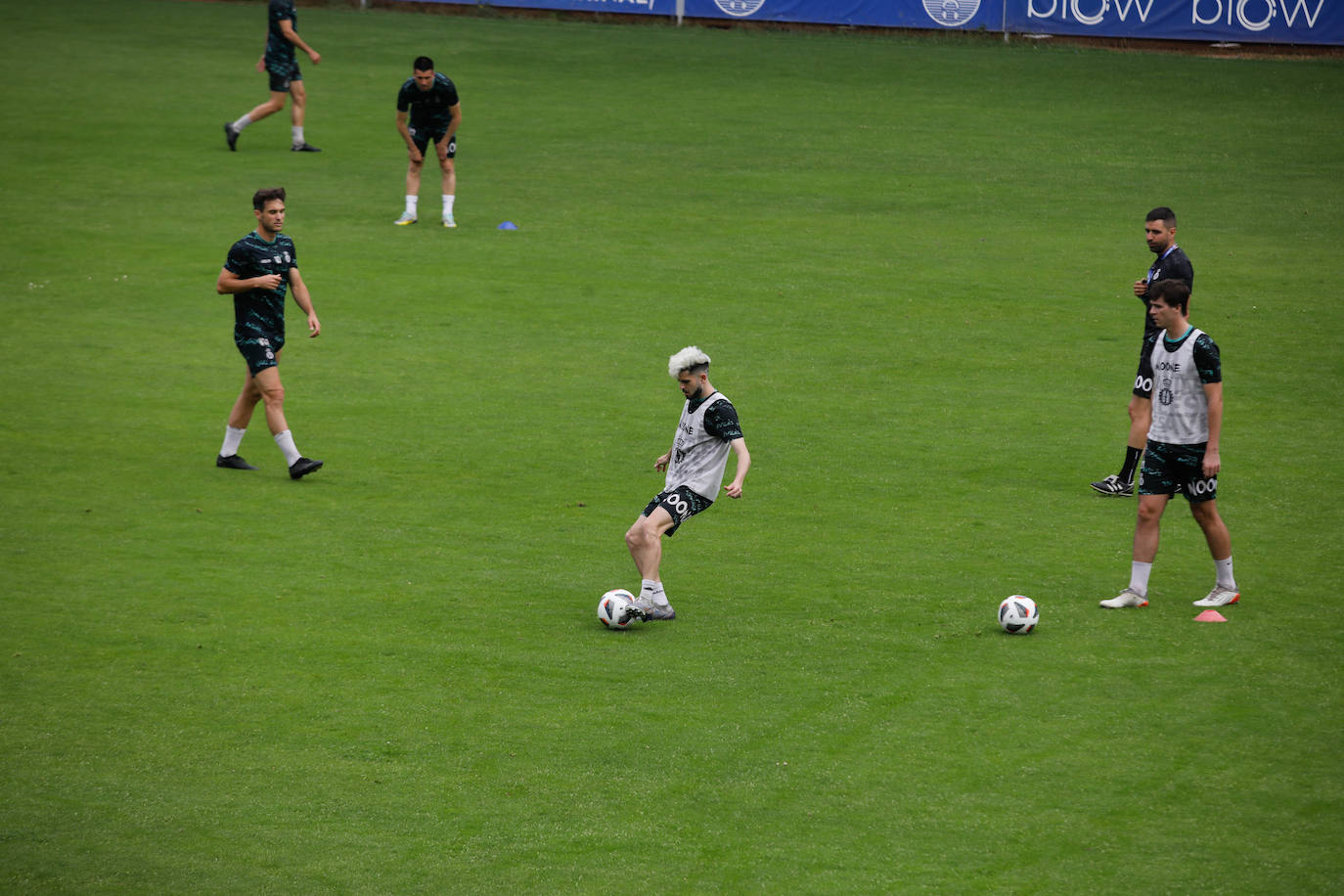 «Avilés, vamos a ganar»: la afición se entrega en el último entrenamiento