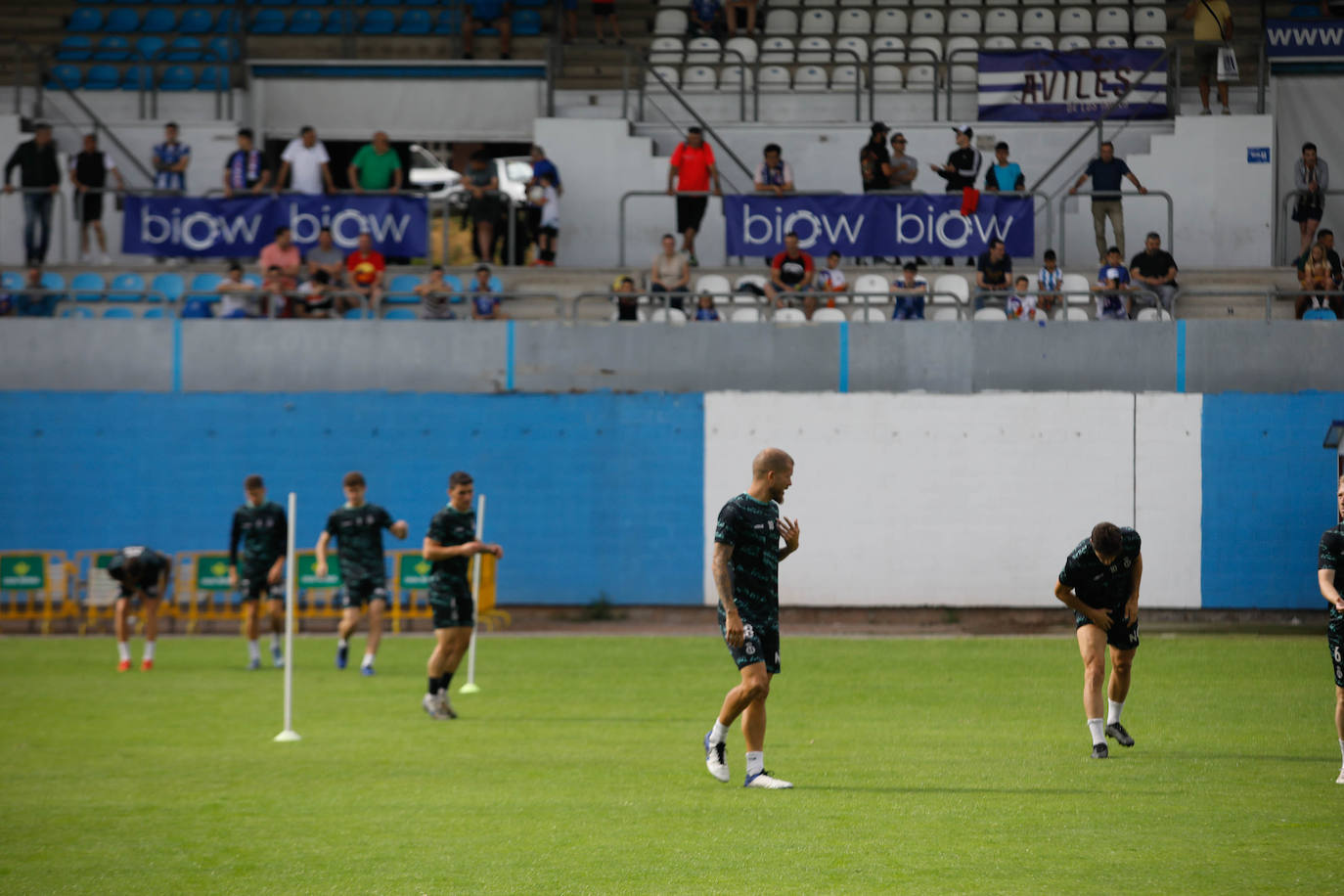 «Avilés, vamos a ganar»: la afición se entrega en el último entrenamiento