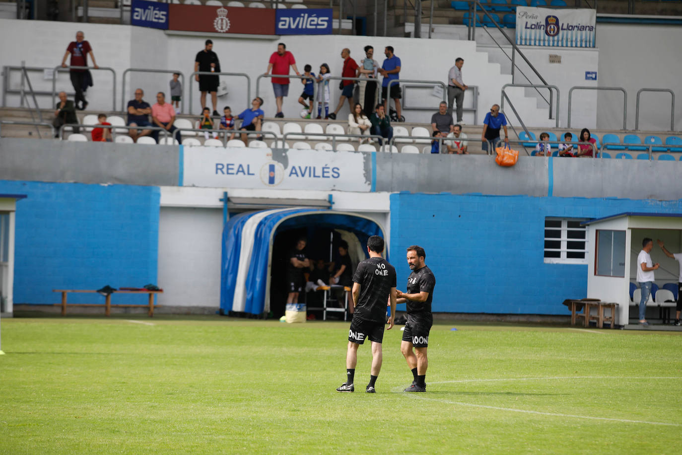 «Avilés, vamos a ganar»: la afición se entrega en el último entrenamiento