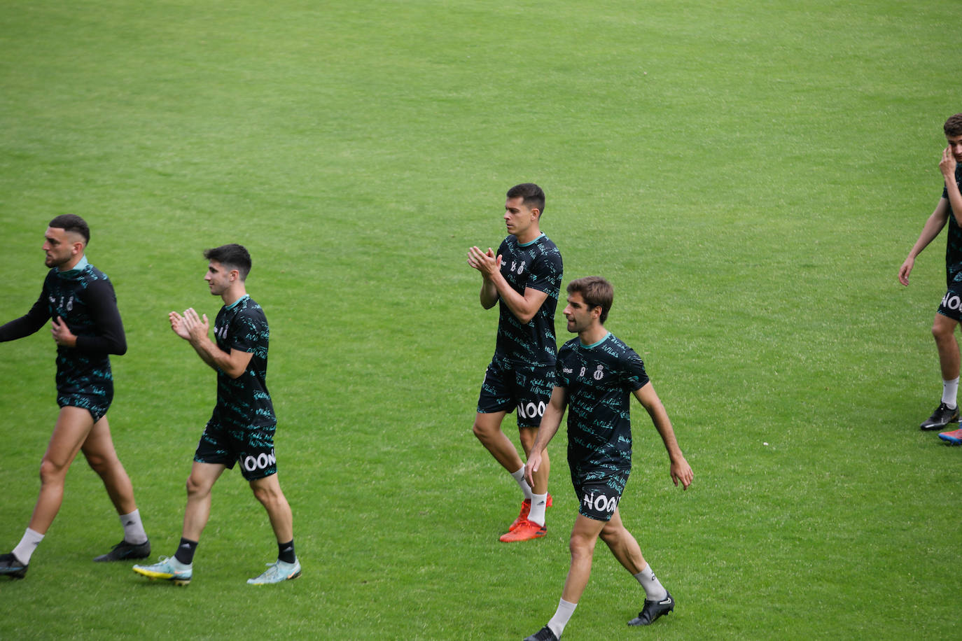 «Avilés, vamos a ganar»: la afición se entrega en el último entrenamiento