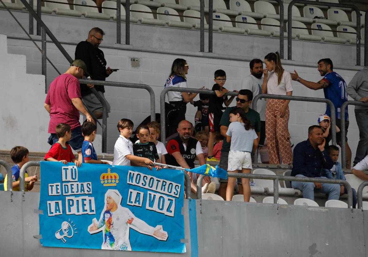 «Avilés, vamos a ganar»: la afición se entrega en el último entrenamiento