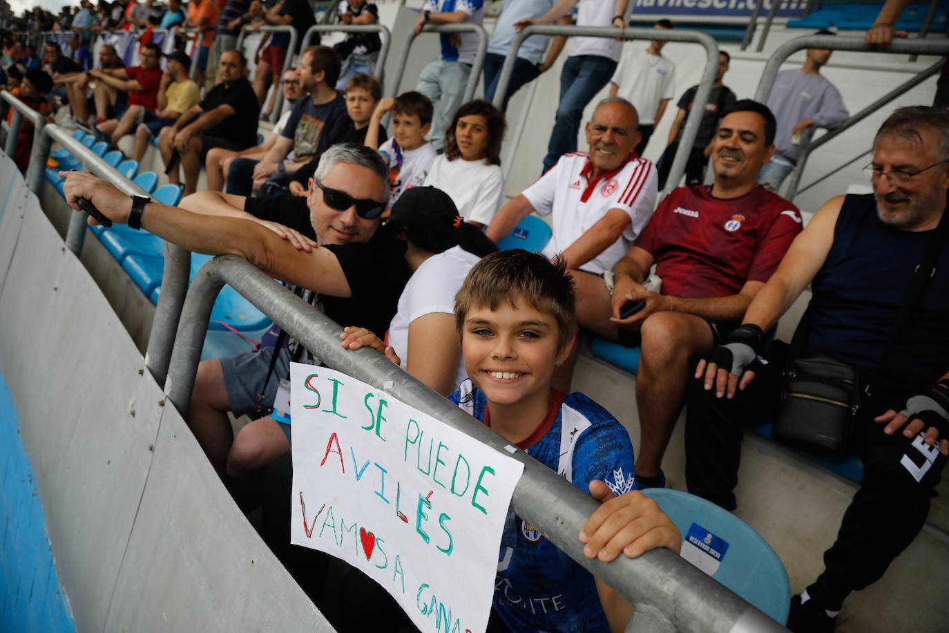 «Avilés, vamos a ganar»: la afición se entrega en el último entrenamiento