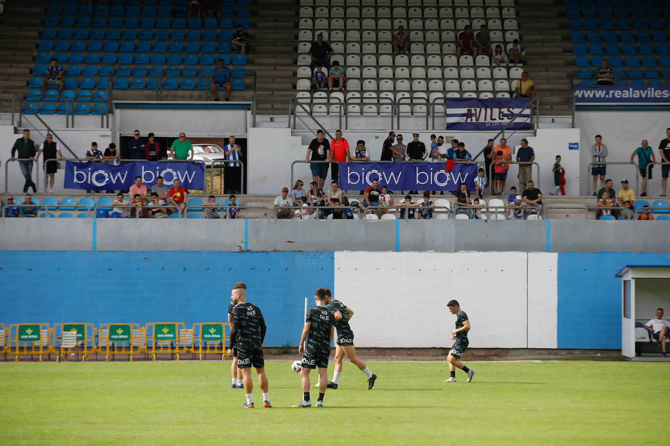 «Avilés, vamos a ganar»: la afición se entrega en el último entrenamiento