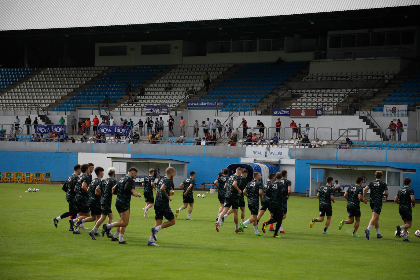 «Avilés, vamos a ganar»: la afición se entrega en el último entrenamiento