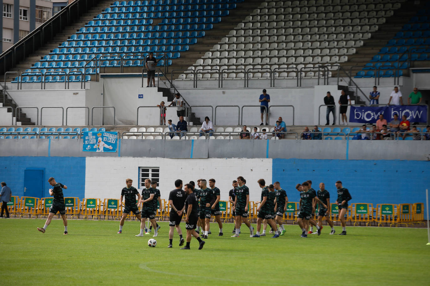 «Avilés, vamos a ganar»: la afición se entrega en el último entrenamiento