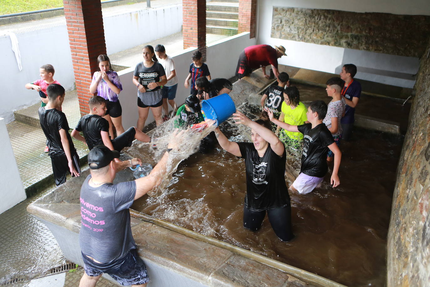 Agua y espuma para festejar en Olloniego