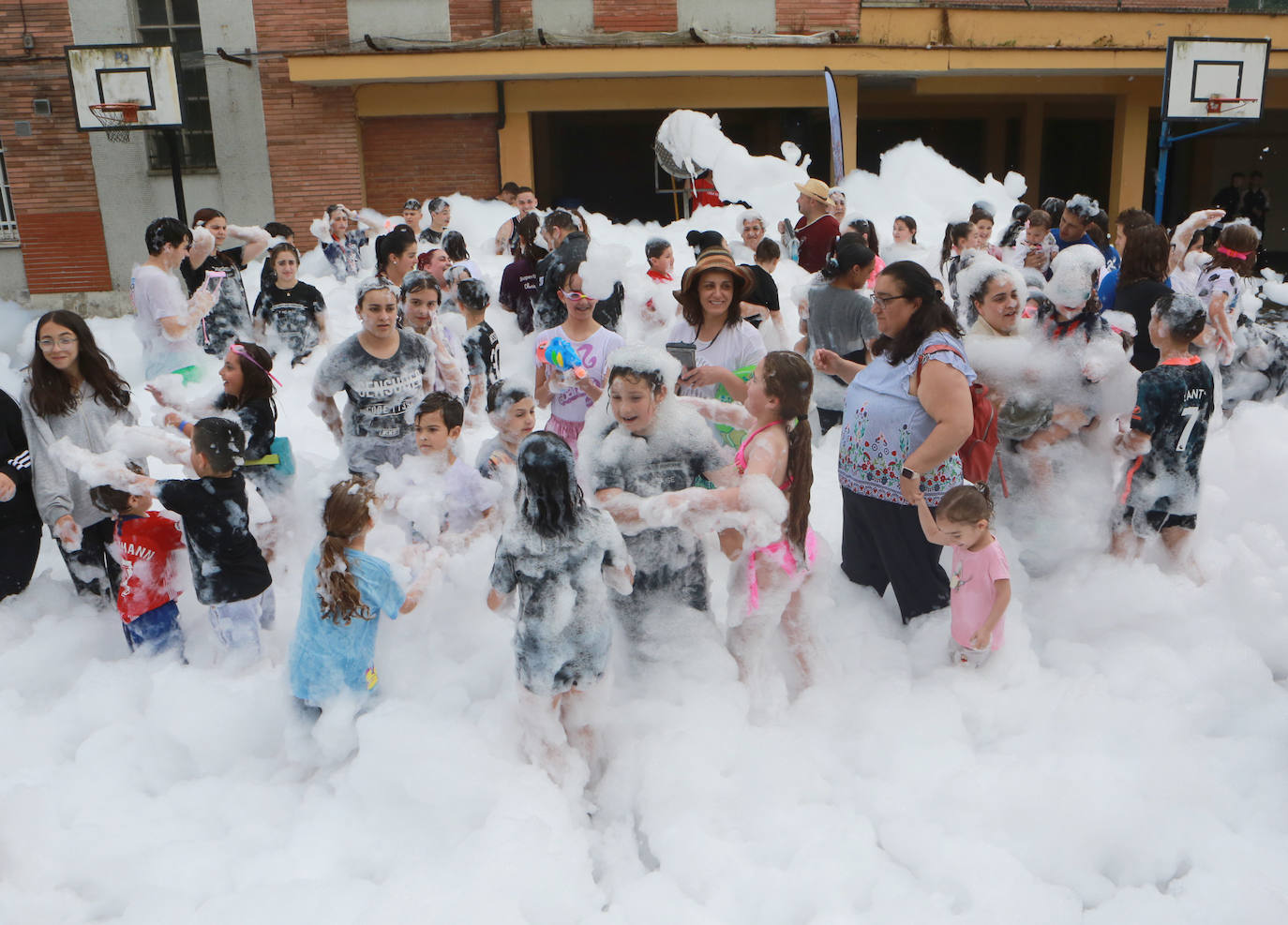 Agua y espuma para festejar en Olloniego