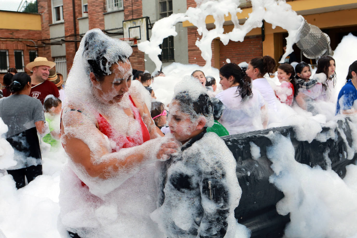 Agua y espuma para festejar en Olloniego