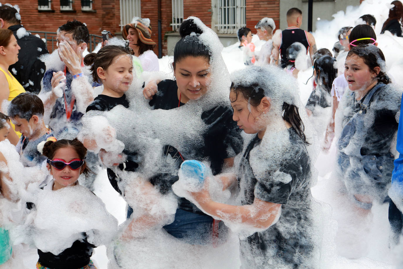Agua y espuma para festejar en Olloniego
