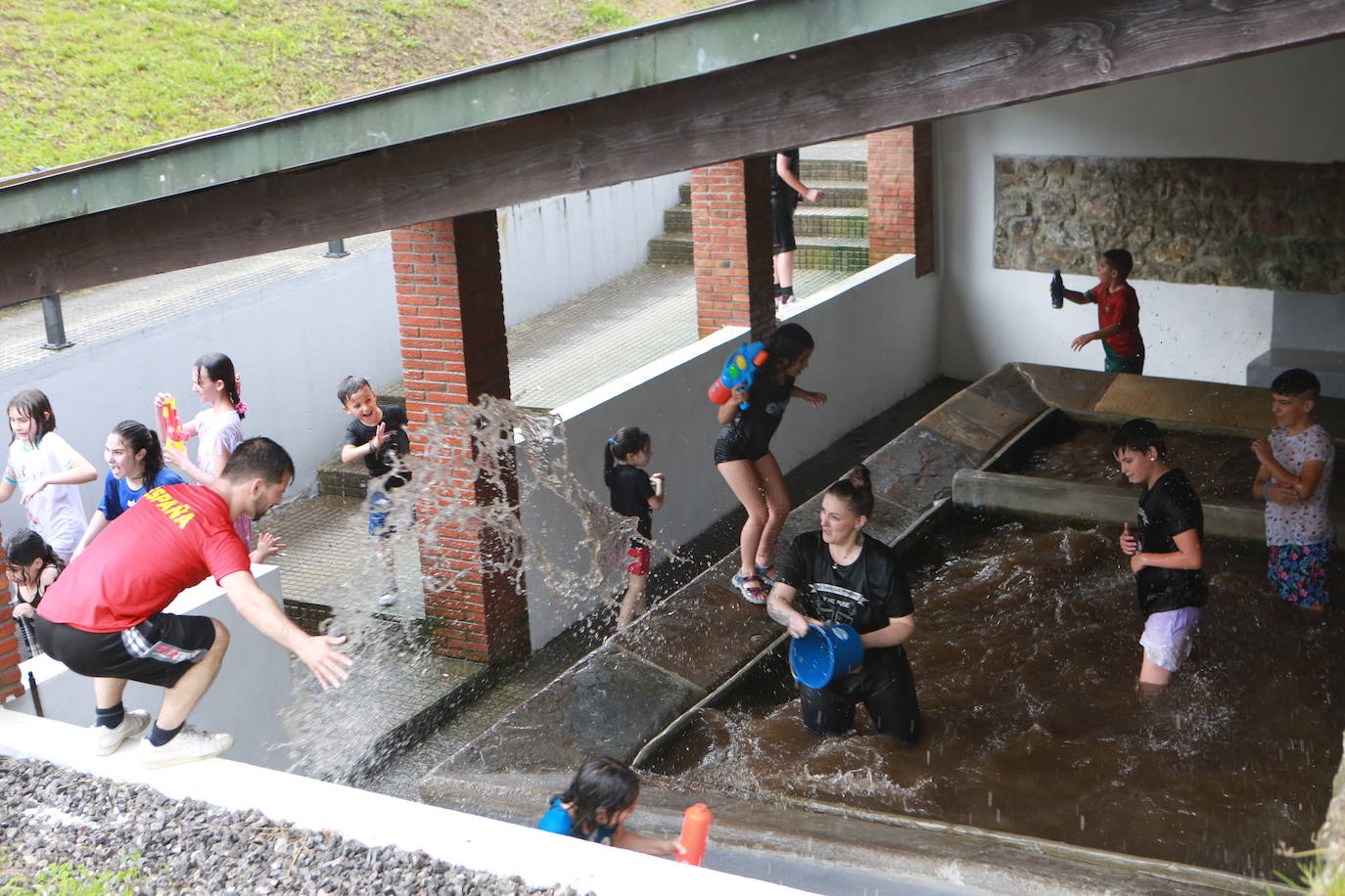 Agua y espuma para festejar en Olloniego
