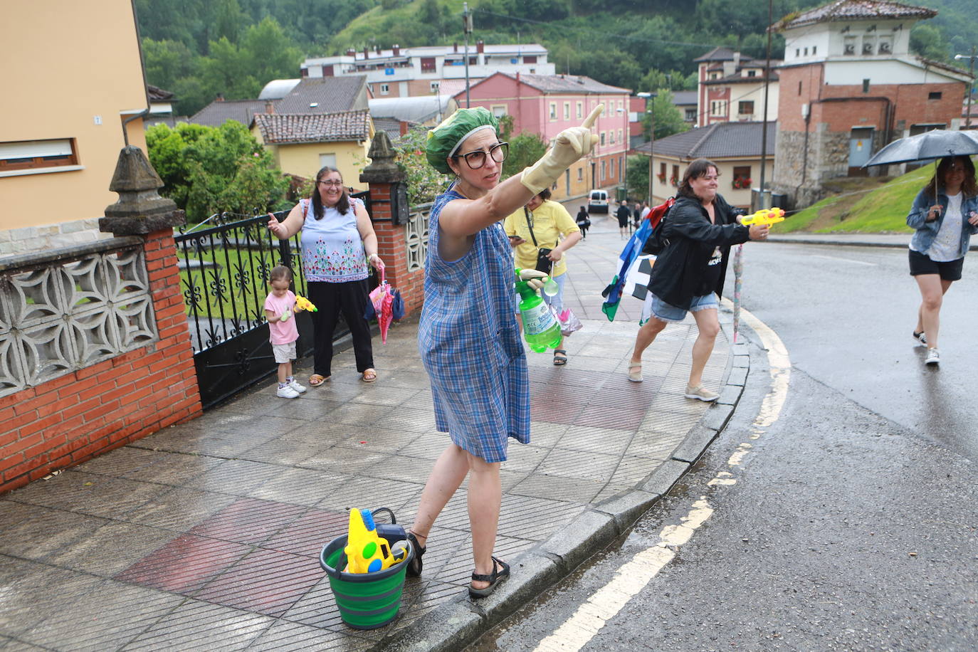 Agua y espuma para festejar en Olloniego