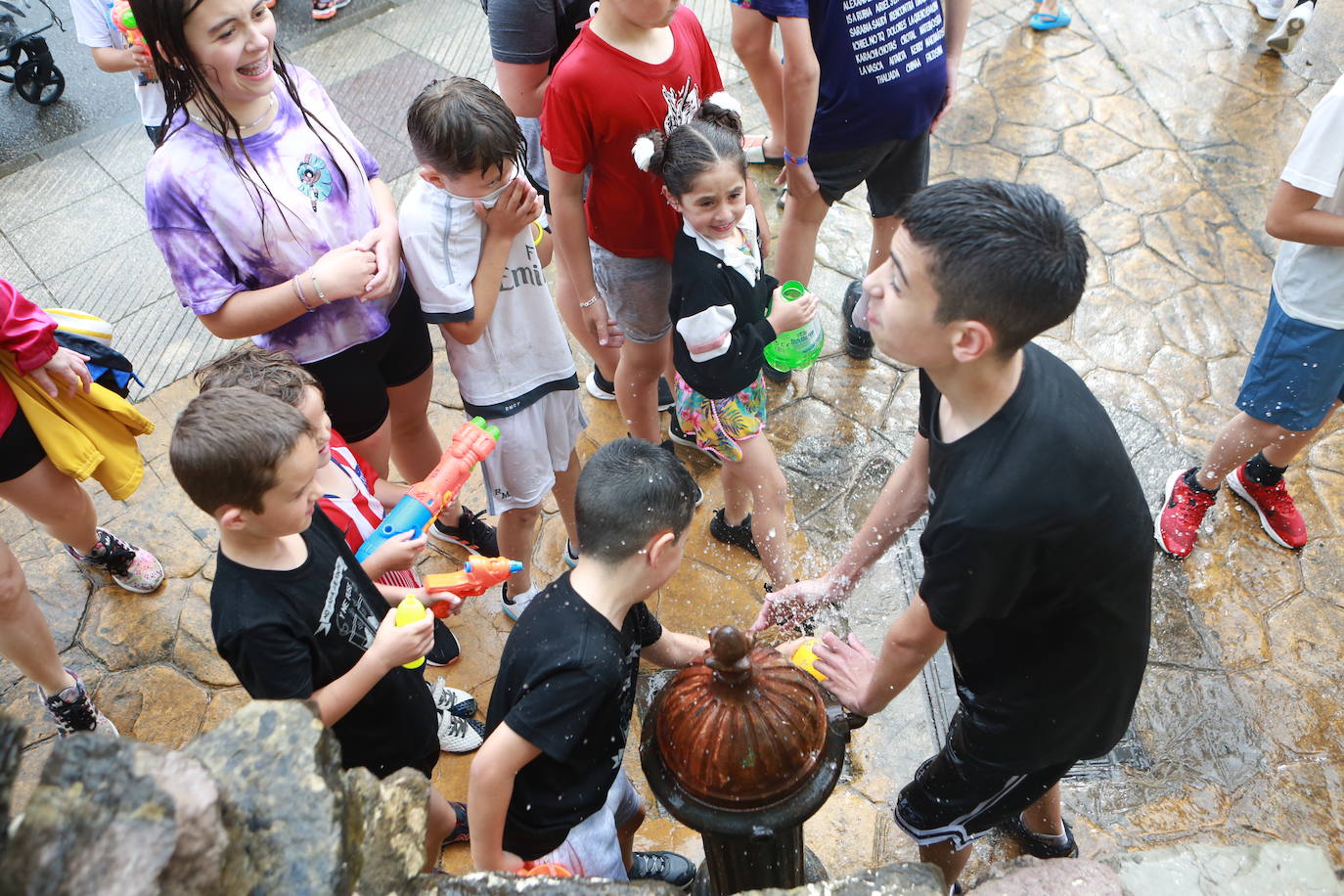 Agua y espuma para festejar en Olloniego