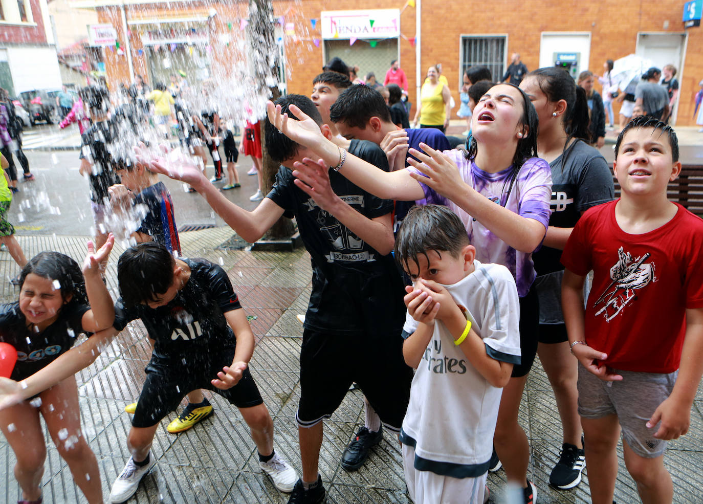 Agua y espuma para festejar en Olloniego