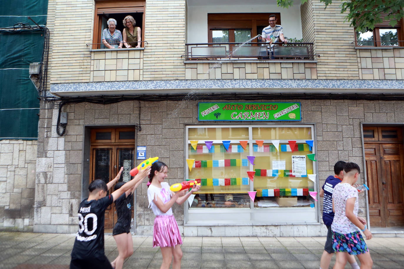 Agua y espuma para festejar en Olloniego