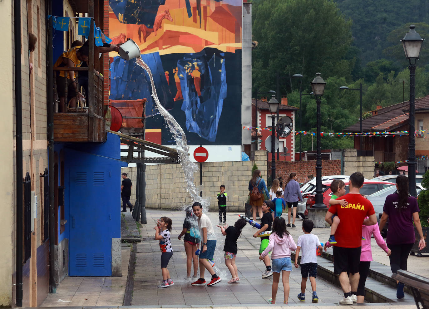 Agua y espuma para festejar en Olloniego