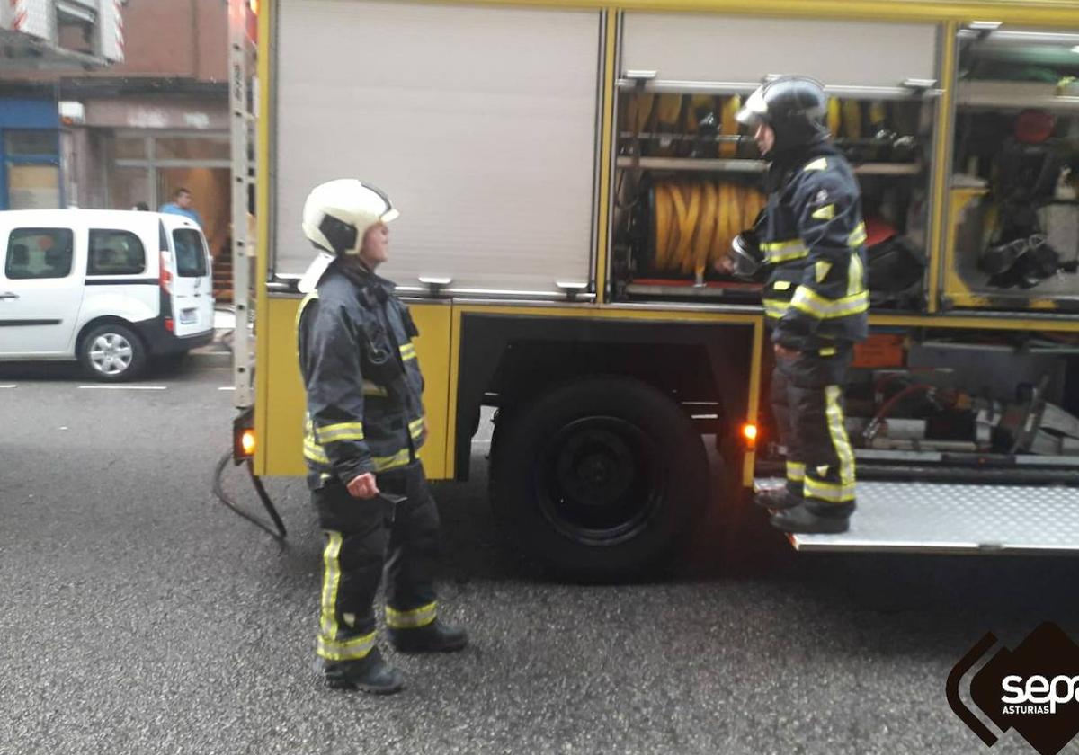 Los bomberos, durante la intervención.