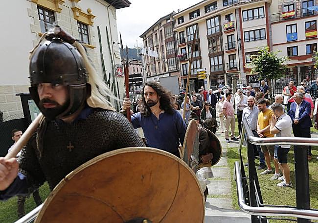 La llegada de personas caracterizadas causó expectación.