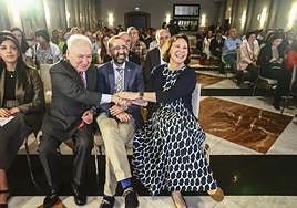 El empresario Francisco Rodríguez, el alcalde de Cangas, José Víctor Rodríguez, y la directora de la Fundación Princesa de Asturias, Teresa Sanjurjo, en primera fila durante el encuentro celebrado en Corias.
