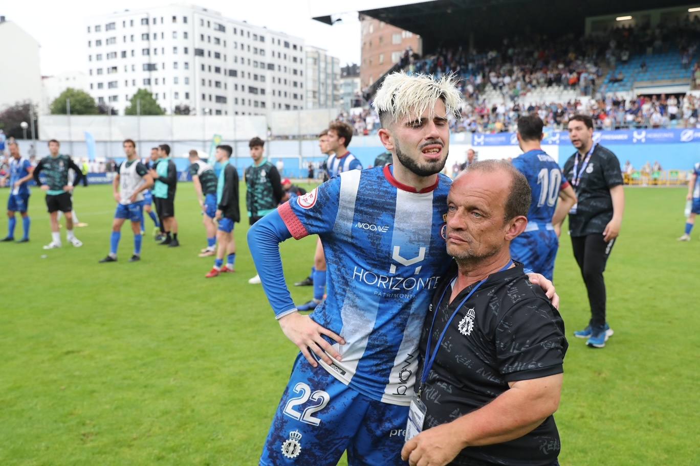 Fotos: las lágrimas de los jugadores del Avilés y el agradecimiento a la afición