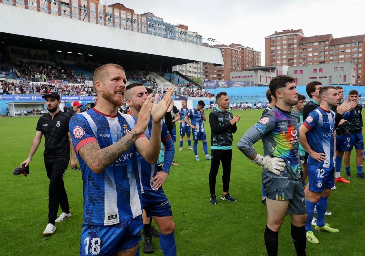 Fotos: las lágrimas de los jugadores del Avilés y el agradecimiento a la afición