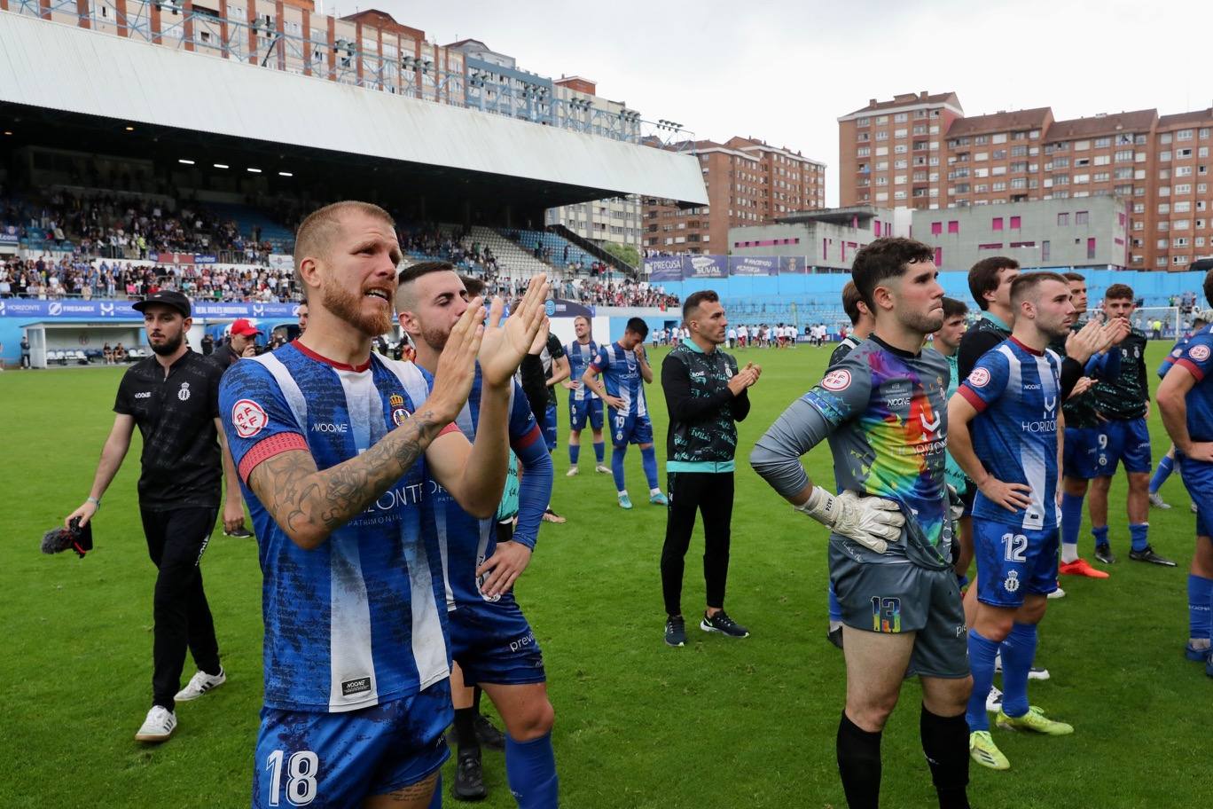 Fotos: las lágrimas de los jugadores del Avilés y el agradecimiento a la afición