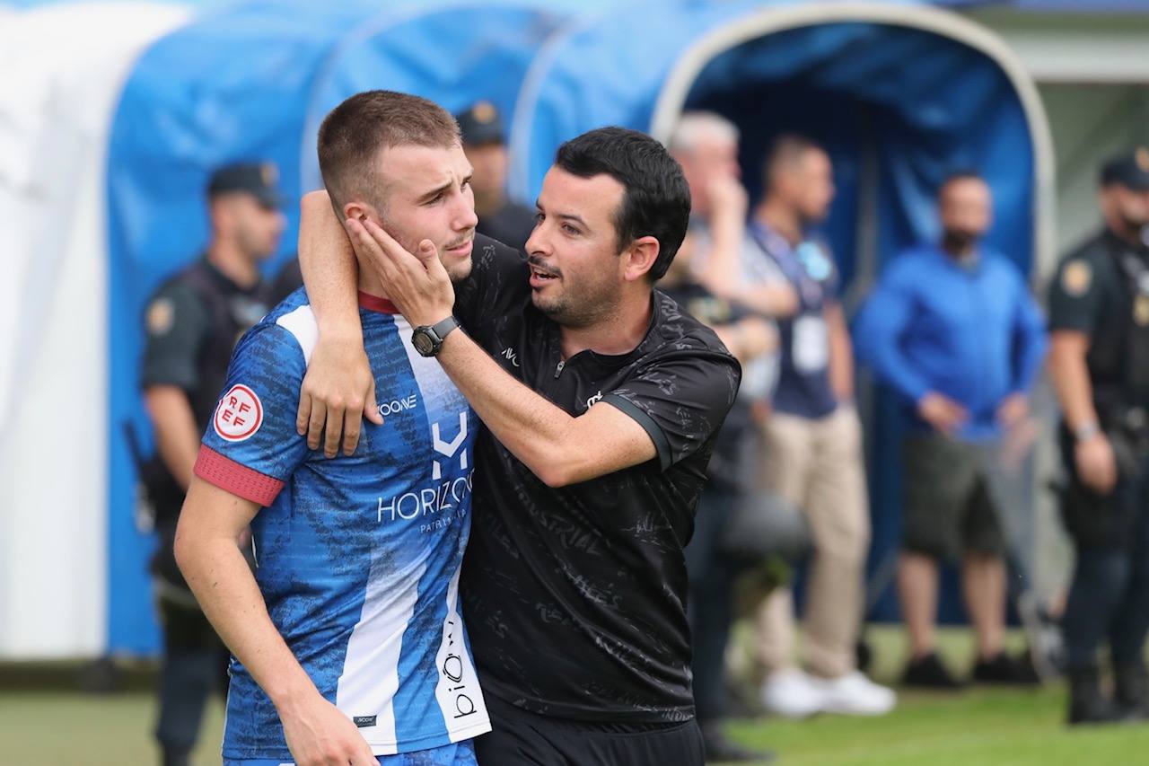 Fotos: las lágrimas de los jugadores del Avilés y el agradecimiento a la afición