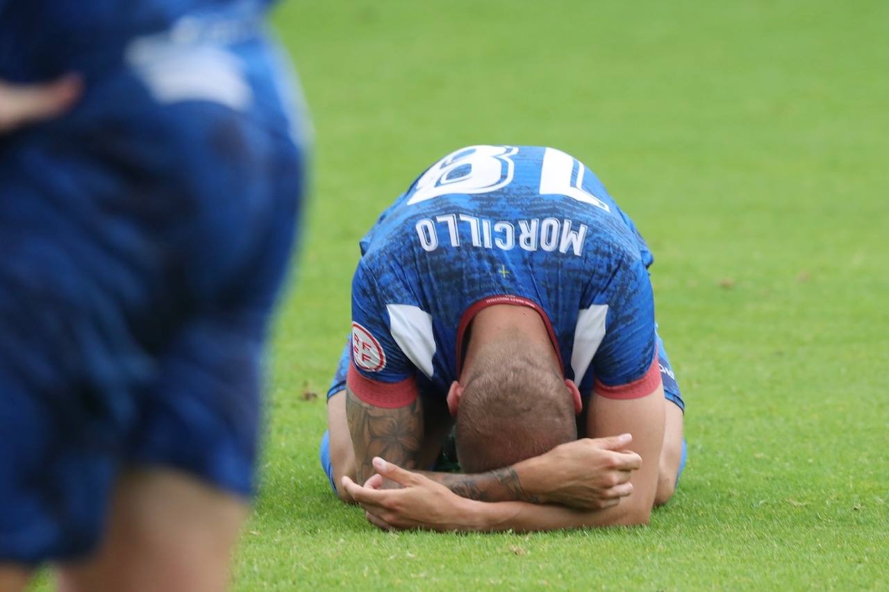 Fotos: las lágrimas de los jugadores del Avilés y el agradecimiento a la afición