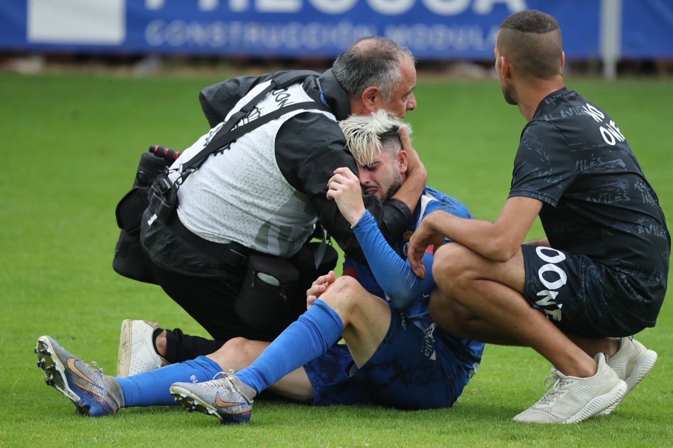 Fotos: las lágrimas de los jugadores del Avilés y el agradecimiento a la afición