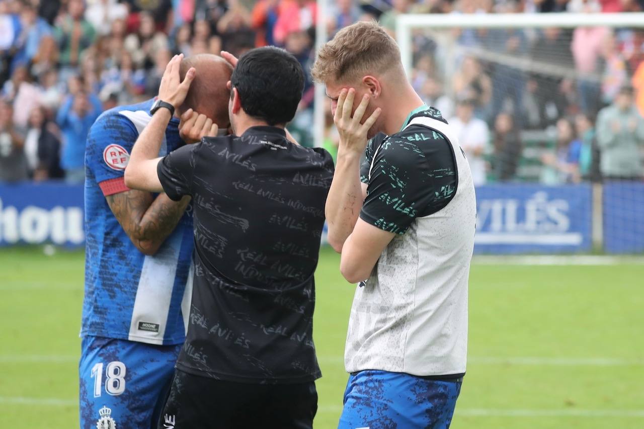 Fotos: las lágrimas de los jugadores del Avilés y el agradecimiento a la afición