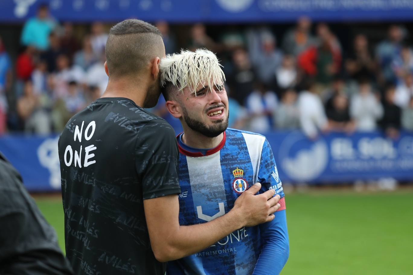 Fotos: las lágrimas de los jugadores del Avilés y el agradecimiento a la afición