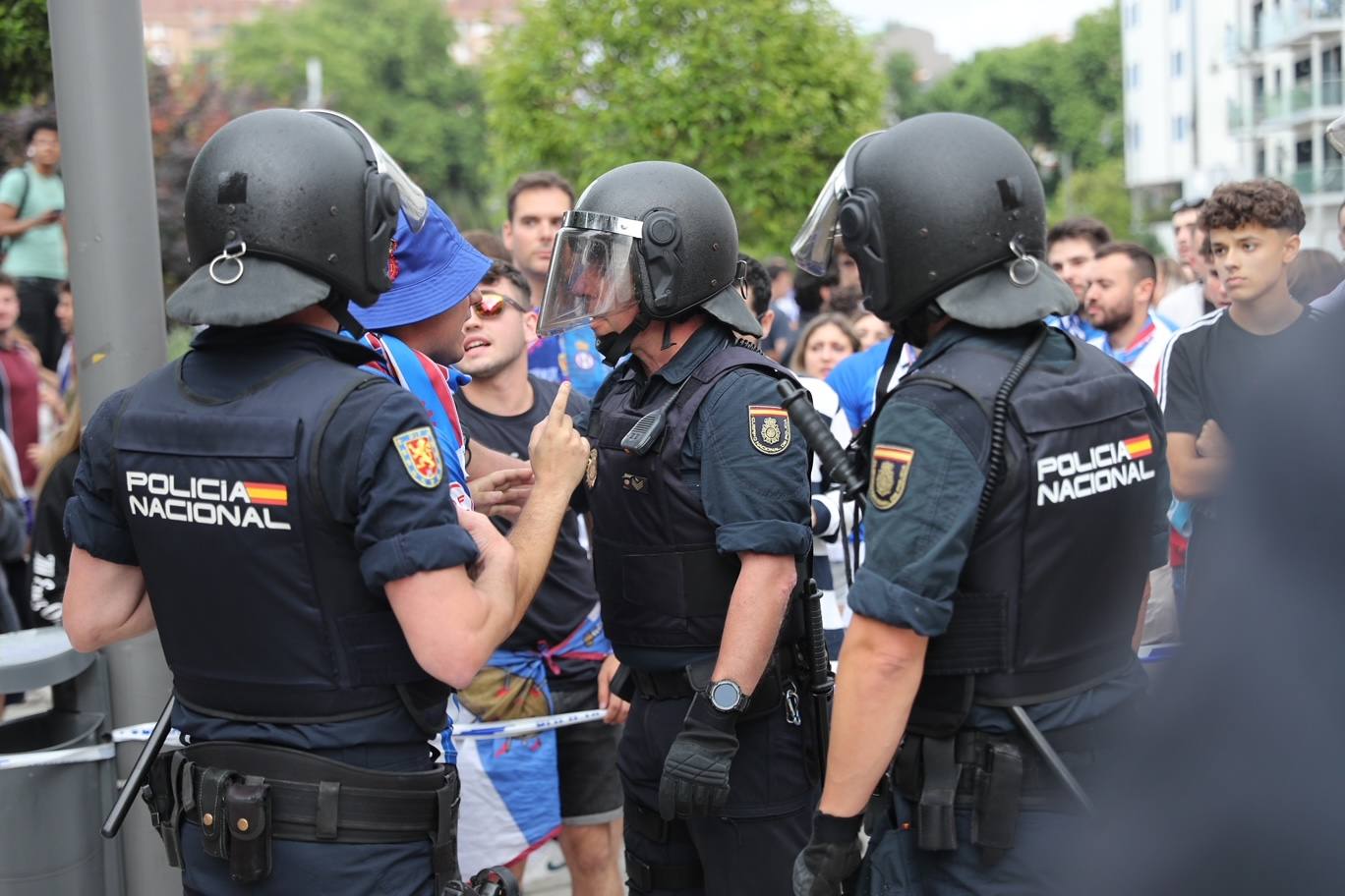 Cientos de personas empujan al Avilés hacia el ascenso